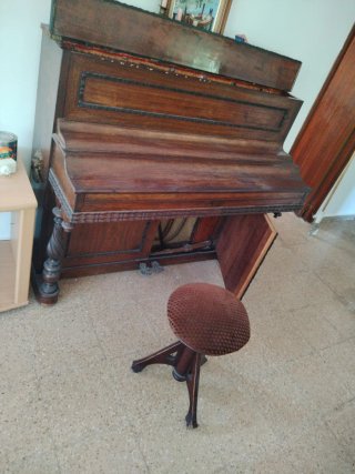 Piano antiguo de madera oscura