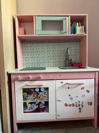 Cocinita de juguete rosa