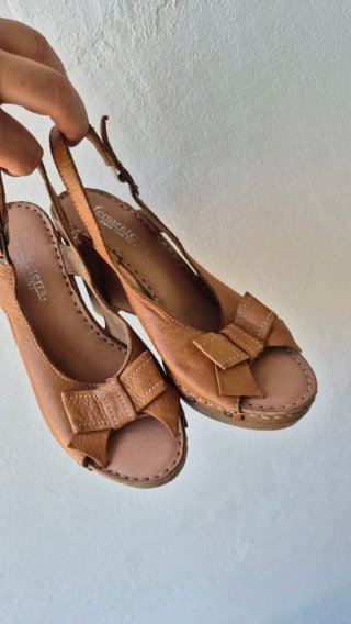 Sandali con zeppa in cuoio