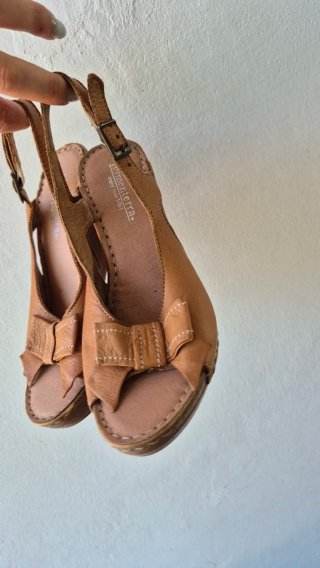 Sandali con zeppa in cuoio