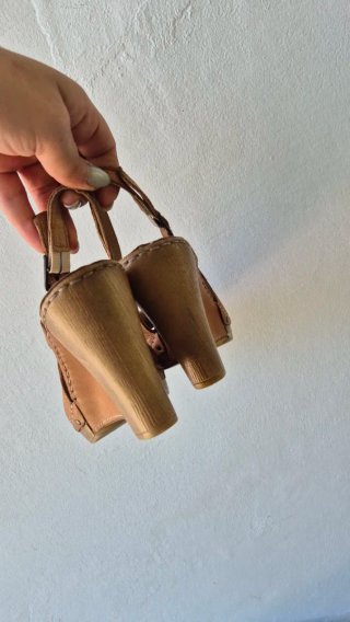 Sandali con zeppa in cuoio