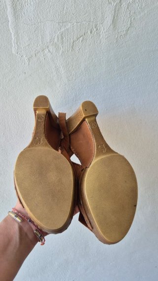 Sandali con zeppa in cuoio