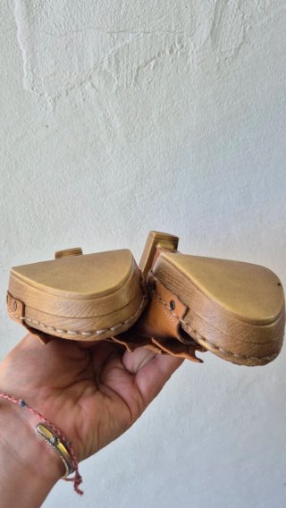 Sandali con zeppa in cuoio