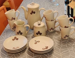 Juego de café de cerámica con tréboles