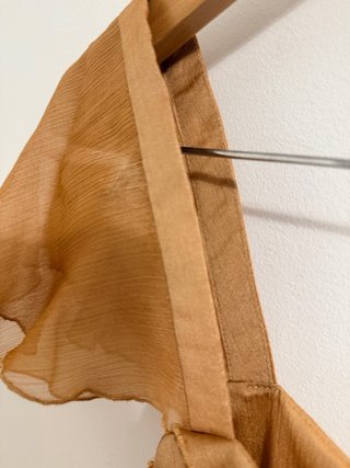 Top ligero volantes dorado nuevo