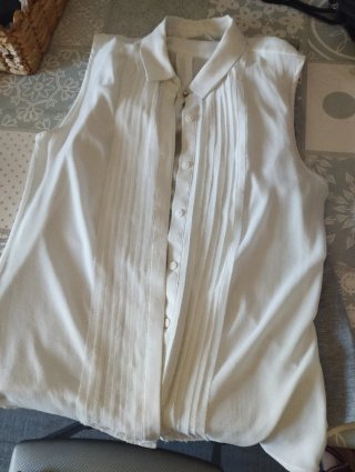 Blusa blanca de vestir sin mangas
