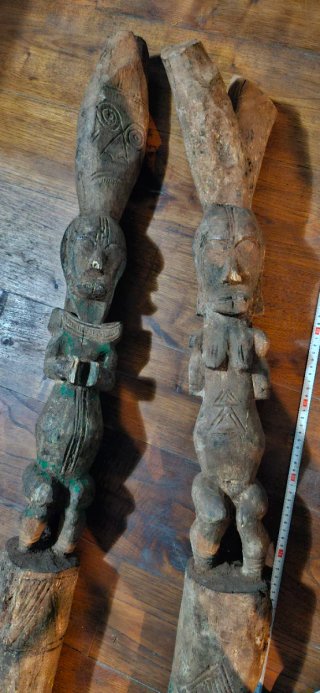 ​Pareja de Antiguos Postes Ceremoniales Africanos