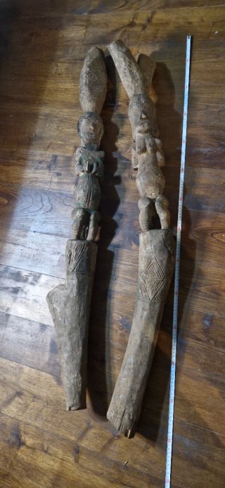 ​Pareja de Antiguos Postes Ceremoniales Africanos