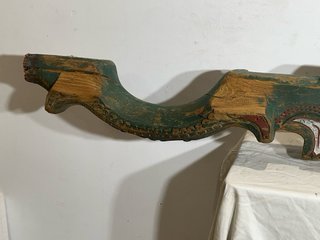 Antiguo yugo de madera pintado