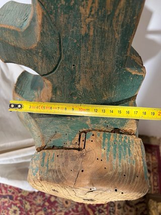 Antiguo yugo de madera pintado