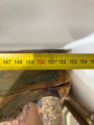 Antiguo yugo de madera pintado
