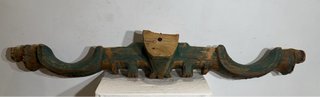 Antiguo yugo de madera pintado