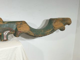 Antiguo yugo de madera pintado