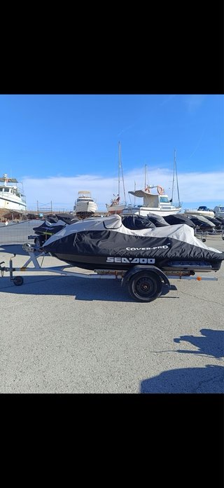 Moto de agua Sea-Doo naranja y blanca