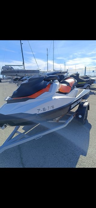 Moto de agua Sea-Doo naranja y blanca