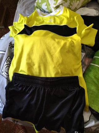 Conjunto deportivo amarillo y negro