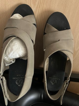 Sandalias UGG Beige y Negras