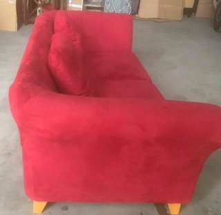 Sofá de tela rojo