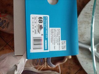 Zapatillas Hoka mujer rosa y blanco (1 uso).