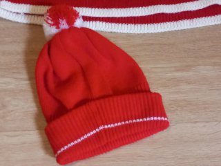 Jersey y gorro a rayas rojo y blanco Wally
