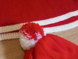 Jersey y gorro a rayas rojo y blanco Wally