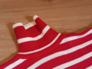 Jersey y gorro a rayas rojo y blanco Wally