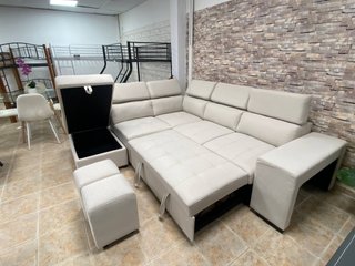 Sofá chaise longue beige con cama y arcón