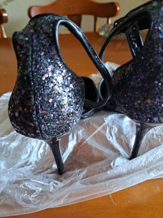 Zapatos de tacón negros y plateados con purpurina