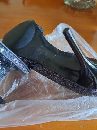 Zapatos de tacón negros y plateados con purpurina