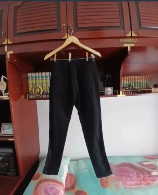 Pantalones negros con raya lateral