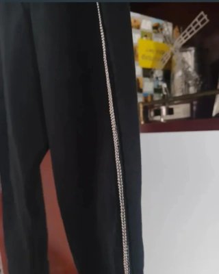 Pantalones negros con raya lateral