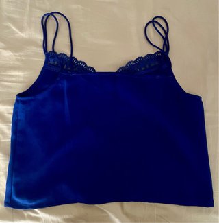 Top azul eléctrico con encaje