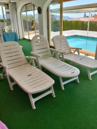 Hamaca de piscina blanca de plástico
