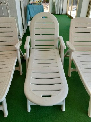 Hamaca de piscina blanca de plástico