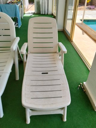 Hamaca de piscina blanca de plástico