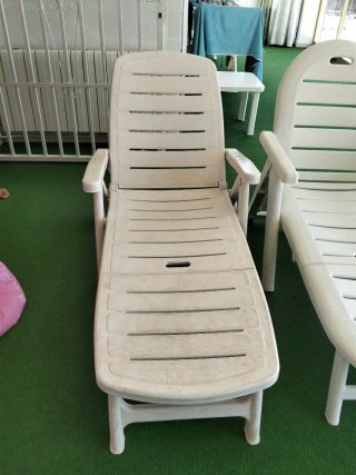 Hamaca de piscina blanca de plástico