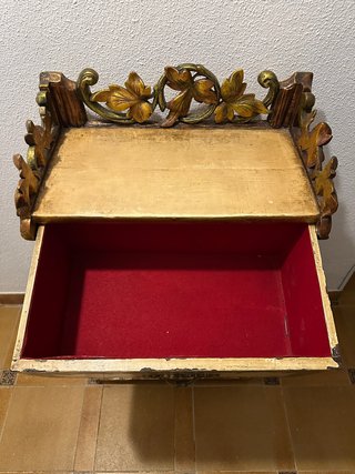Cómoda antigua artesanal pintada a mano