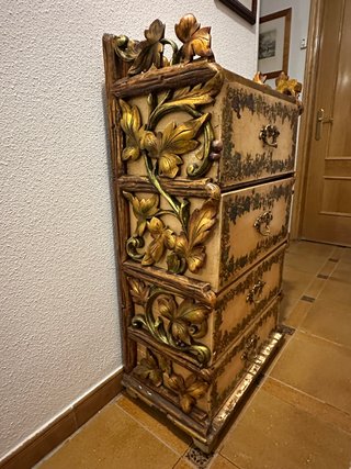 Cómoda antigua artesanal pintada a mano