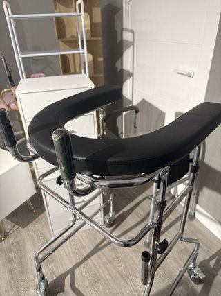 Andador vertical con ruedas