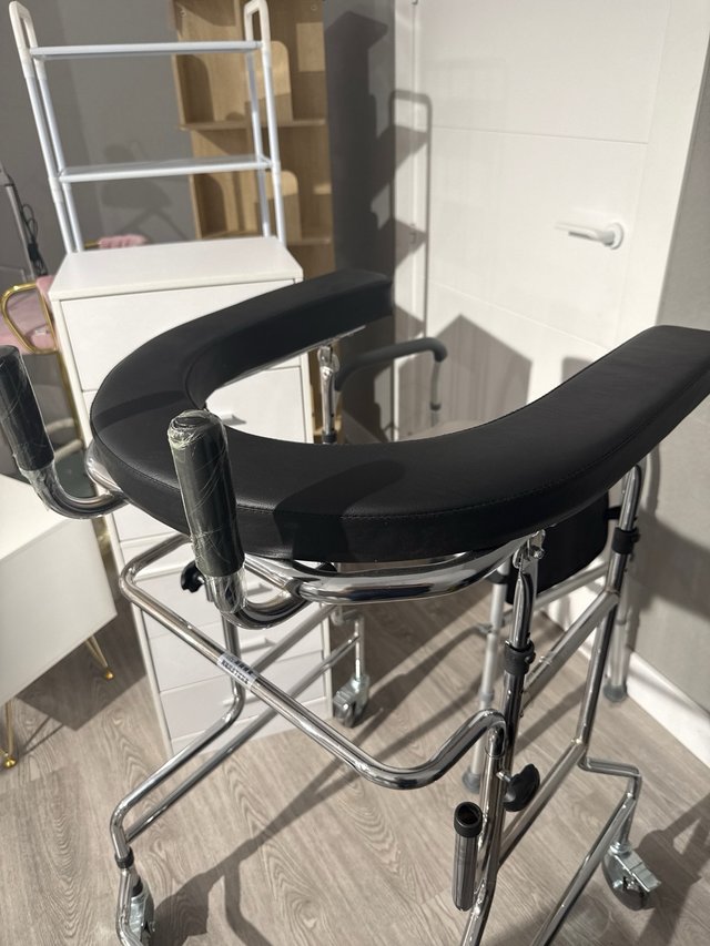 Andador vertical con ruedas