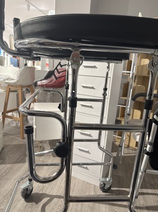 Andador vertical con ruedas