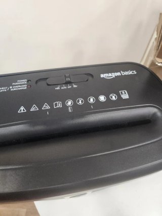 Destructora Amazon Basics con asa
