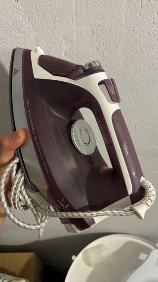 Plancha de ropa morada