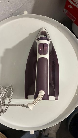 Plancha de ropa morada