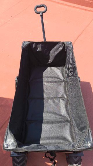Carro de playa negro con ruedas anchas