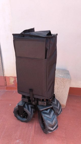 Carro de playa negro con ruedas anchas