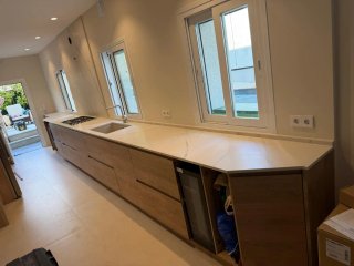 Muebles de cocina a medida madera y mármol