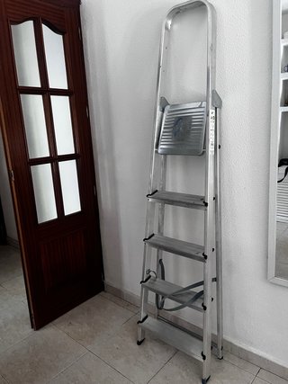 Escalera plegable de aluminio