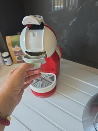 Cafetera Dolce Gusto Automática Roja.  Marca Krups