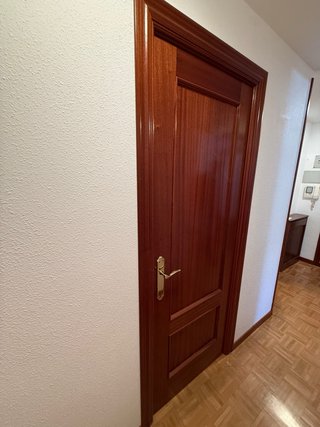 7 Puertas de madera maciza, ciegas y con cristal
